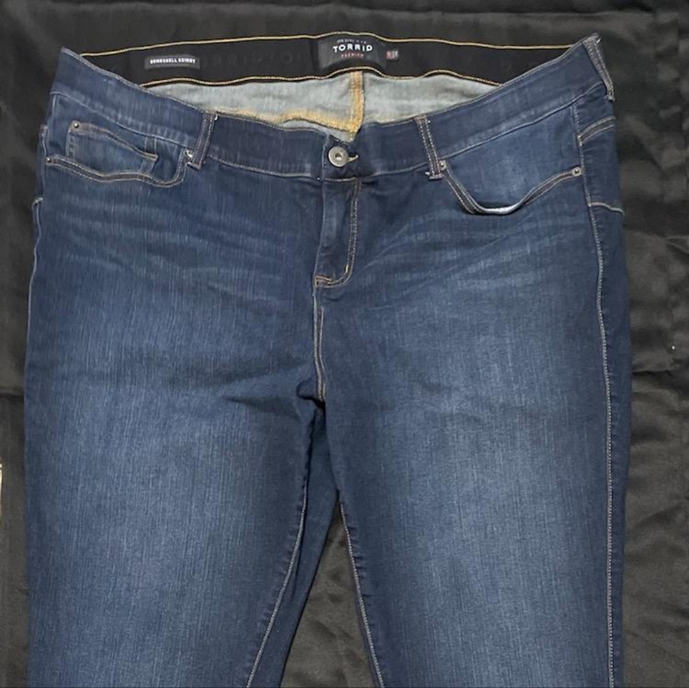 TORRID  24 regular bomshell skinny jeans